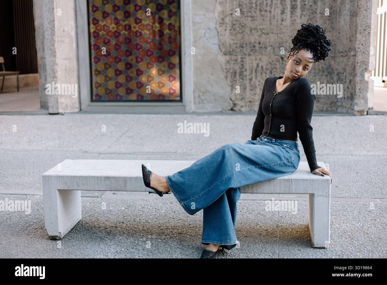 Frauen im College-Alter sitzen draußen Stockfoto