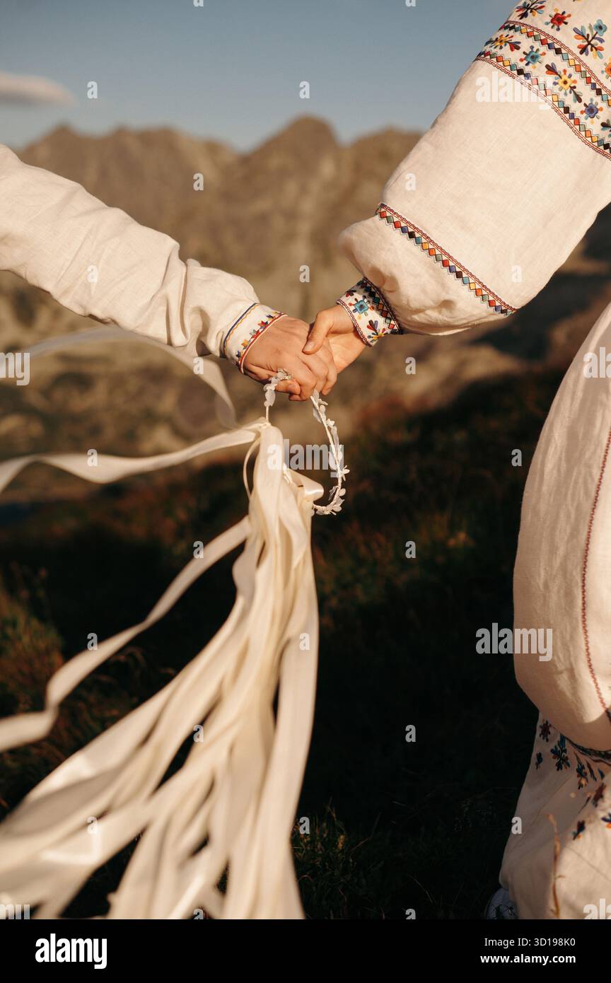 Traditionelle Kleidung und Einheit in der Natur Stockfoto