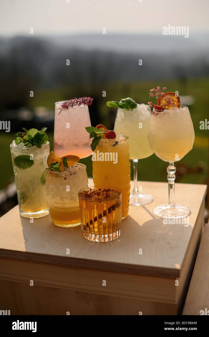 Bunte Cocktails an einem sonnigen Tag Stockfoto