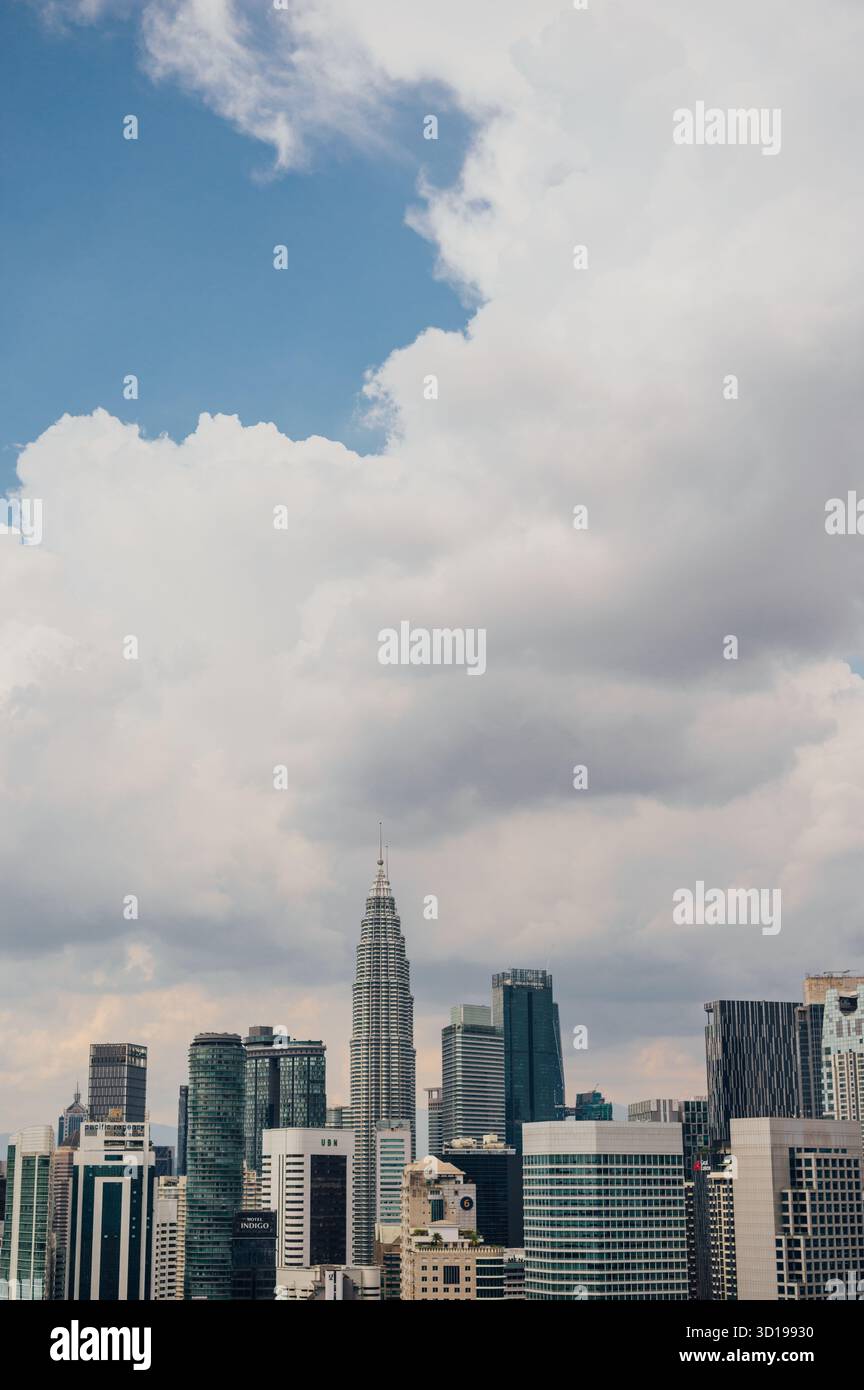 Petronas Tower Unter Dramatischen Wolken, Kuala Lumpur Skyline, Malaysia Stockfoto