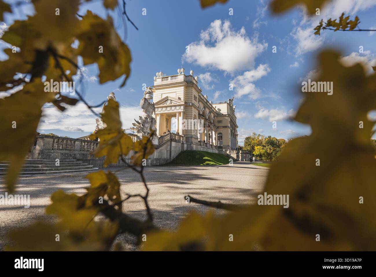 Der herbstliche Schlosspark Schönbrunn in der österreichischen Hauptstadt Wien am 24.10.2025. Im Bild: Gloriette Schönbrunn // der herbstliche Schlosspark Schönbrunn in der österreichischen Hauptstadt Wien am 24. Oktober 2025. - 20251024 PD22506 Credit: APA-PictureDesk/Alamy Live News Stockfoto