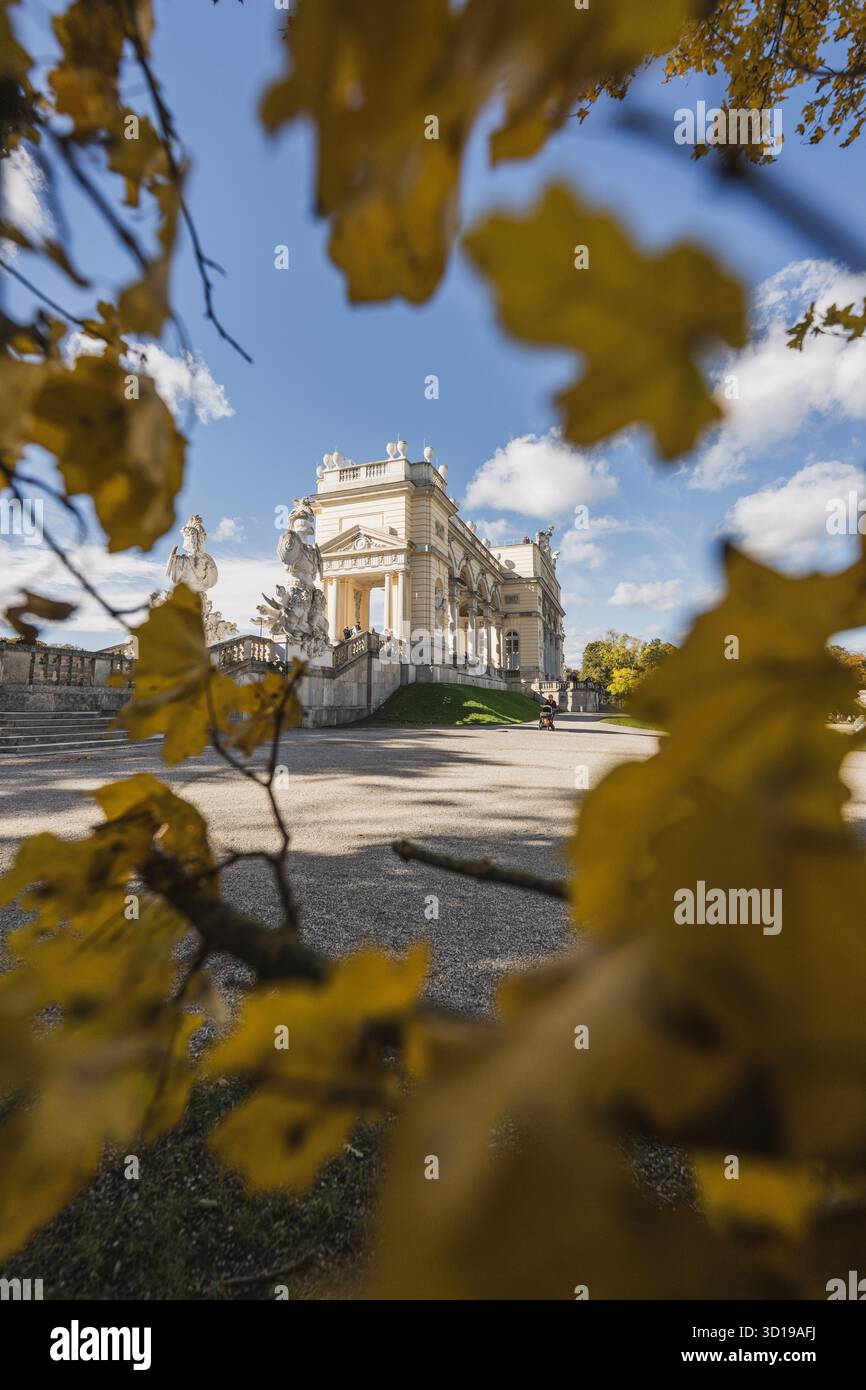 Der herbstliche Schlosspark Schönbrunn in der österreichischen Hauptstadt Wien am 24.10.2025. Im Bild: Gloriette Schönbrunn // der herbstliche Schlosspark Schönbrunn in der österreichischen Hauptstadt Wien am 24. Oktober 2025. - 20251024 PD22504 Credit: APA-PictureDesk/Alamy Live News Stockfoto
