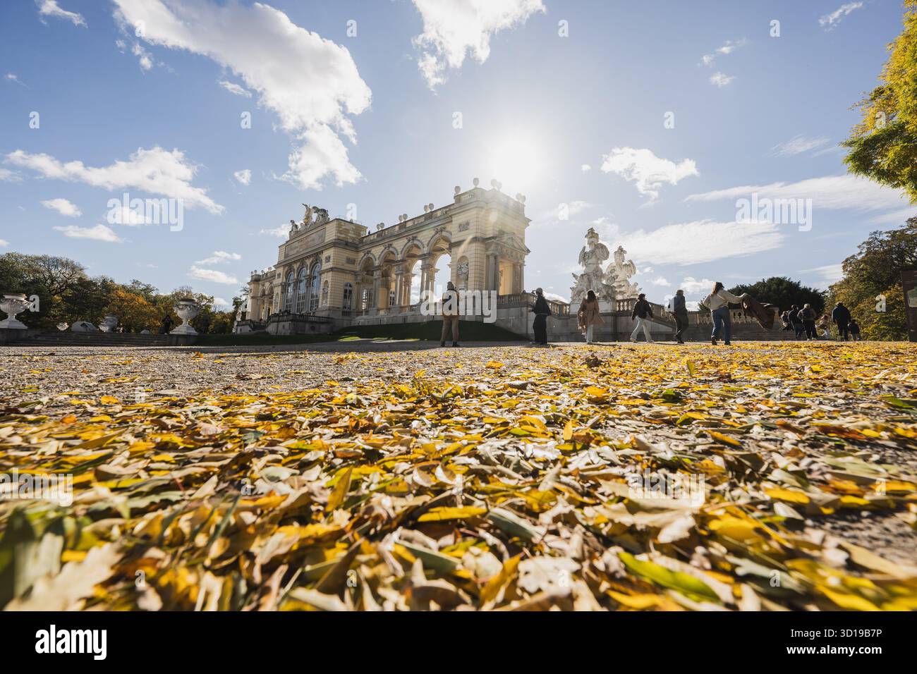 Der herbstliche Schlosspark Schönbrunn in der österreichischen Hauptstadt Wien am 24.10.2025. Im Bild: Gloriette Schönbrunn // der herbstliche Schlosspark Schönbrunn in der österreichischen Hauptstadt Wien am 24. Oktober 2025. - 20251024 PD22458 Credit: APA-PictureDesk/Alamy Live News Stockfoto