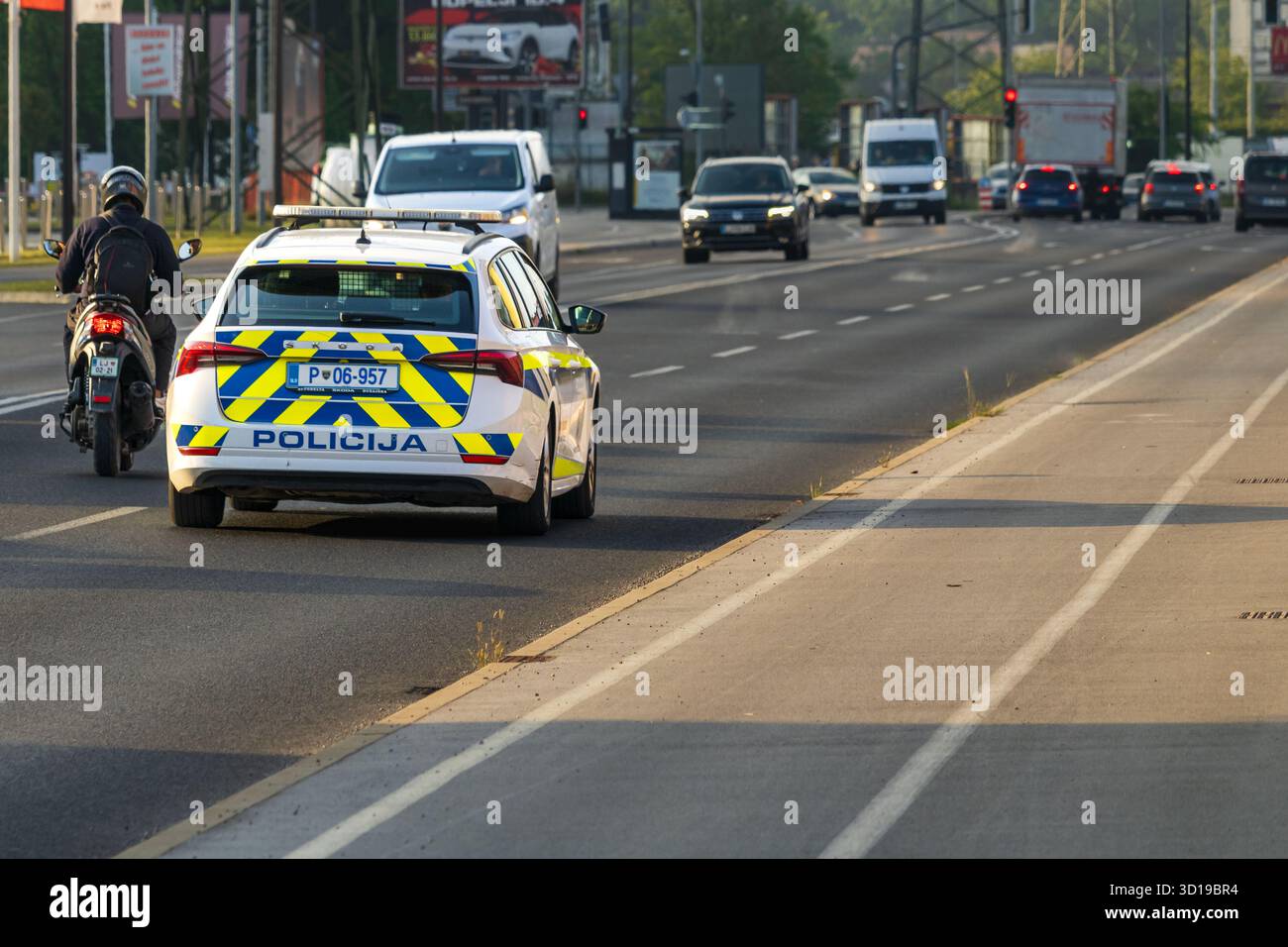 Ljubljana, Slowenien 18. August 2025 Polizeiauto auf mehrspuriger Straße mit Verkehr und Motorrädern Stockfoto