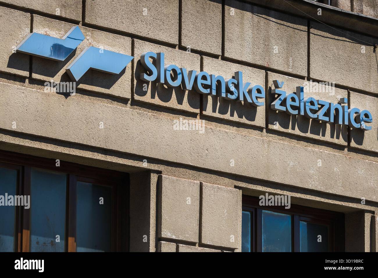 Ljubljana, Slowenien August 10-2025 slowenisches Eisenbahnschild an der Mauer (znak za slovenske železnice) Stockfoto