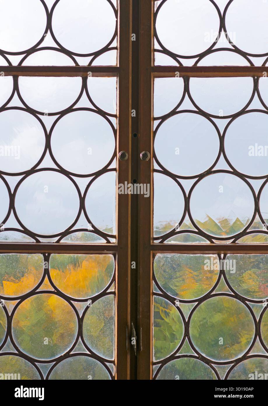 Blick von alten bleihaltigen Glasfenstern auf eine mittelalterliche Burg im Porträtformat Stockfoto