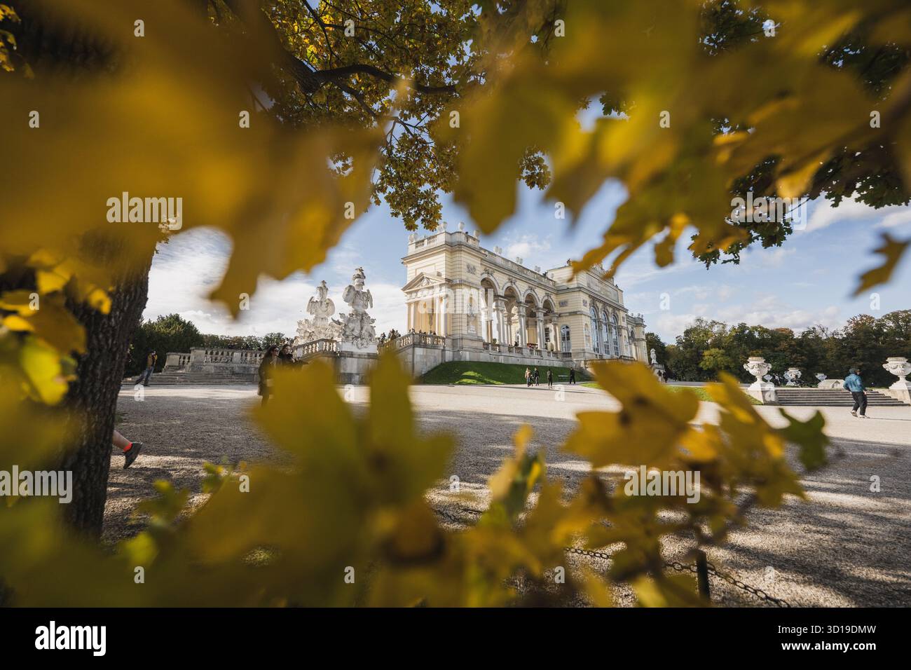 Der herbstliche Schlosspark Schönbrunn in der österreichischen Hauptstadt Wien am 24.10.2025. Im Bild: Gloriette Schönbrunn // der herbstliche Schlosspark Schönbrunn in der österreichischen Hauptstadt Wien am 24. Oktober 2025. - 20251024 PD22502 Credit: APA-PictureDesk/Alamy Live News Stockfoto