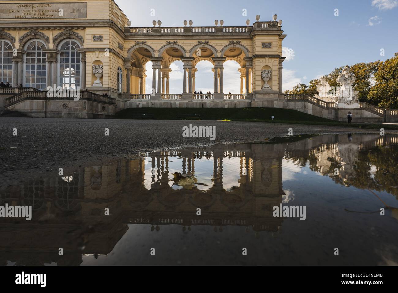 Der herbstliche Schlosspark Schönbrunn in der österreichischen Hauptstadt Wien am 24.10.2025. Im Bild: Gloriette Schönbrunn // der herbstliche Schlosspark Schönbrunn in der österreichischen Hauptstadt Wien am 24. Oktober 2025. - 20251024 PD22472 Credit: APA-PictureDesk/Alamy Live News Stockfoto