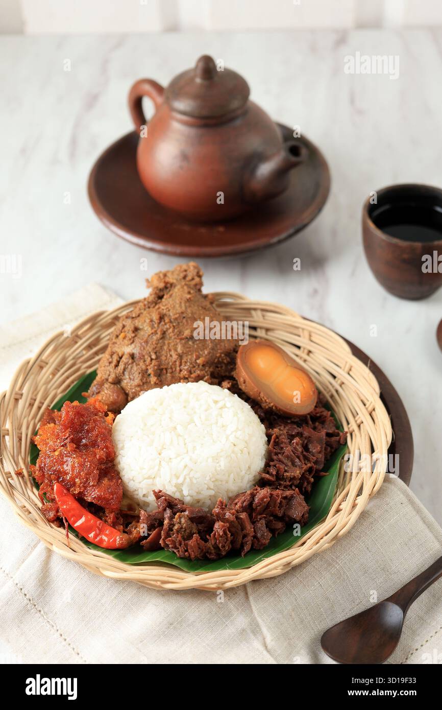Nasi Gudeg Komplit, beliebtes Signature-Gericht aus Yogyakarta Indonesien. Jack-Frucht-Eintopf mit scharfen Rinderhaut-Crackern oder Krecek, Huhn, braune Eier, Stockfoto