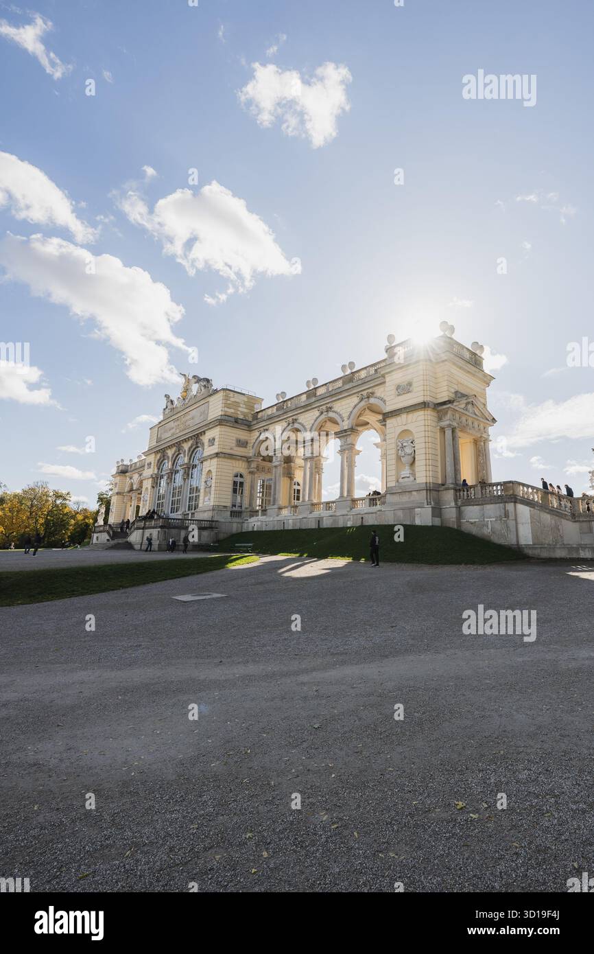 Der herbstliche Schlosspark Schönbrunn in der österreichischen Hauptstadt Wien am 24.10.2025. Im Bild: Gloriette Schönbrunn // der herbstliche Schlosspark Schönbrunn in der österreichischen Hauptstadt Wien am 24. Oktober 2025. - 20251024 PD22466 Credit: APA-PictureDesk/Alamy Live News Stockfoto