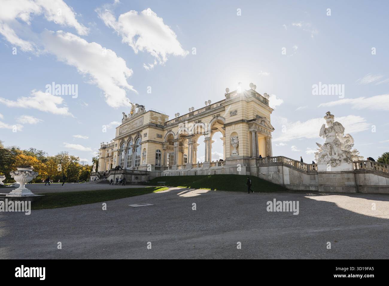 Der herbstliche Schlosspark Schönbrunn in der österreichischen Hauptstadt Wien am 24.10.2025. Im Bild: Gloriette Schönbrunn // der herbstliche Schlosspark Schönbrunn in der österreichischen Hauptstadt Wien am 24. Oktober 2025. - 20251024 PD22461 Credit: APA-PictureDesk/Alamy Live News Stockfoto