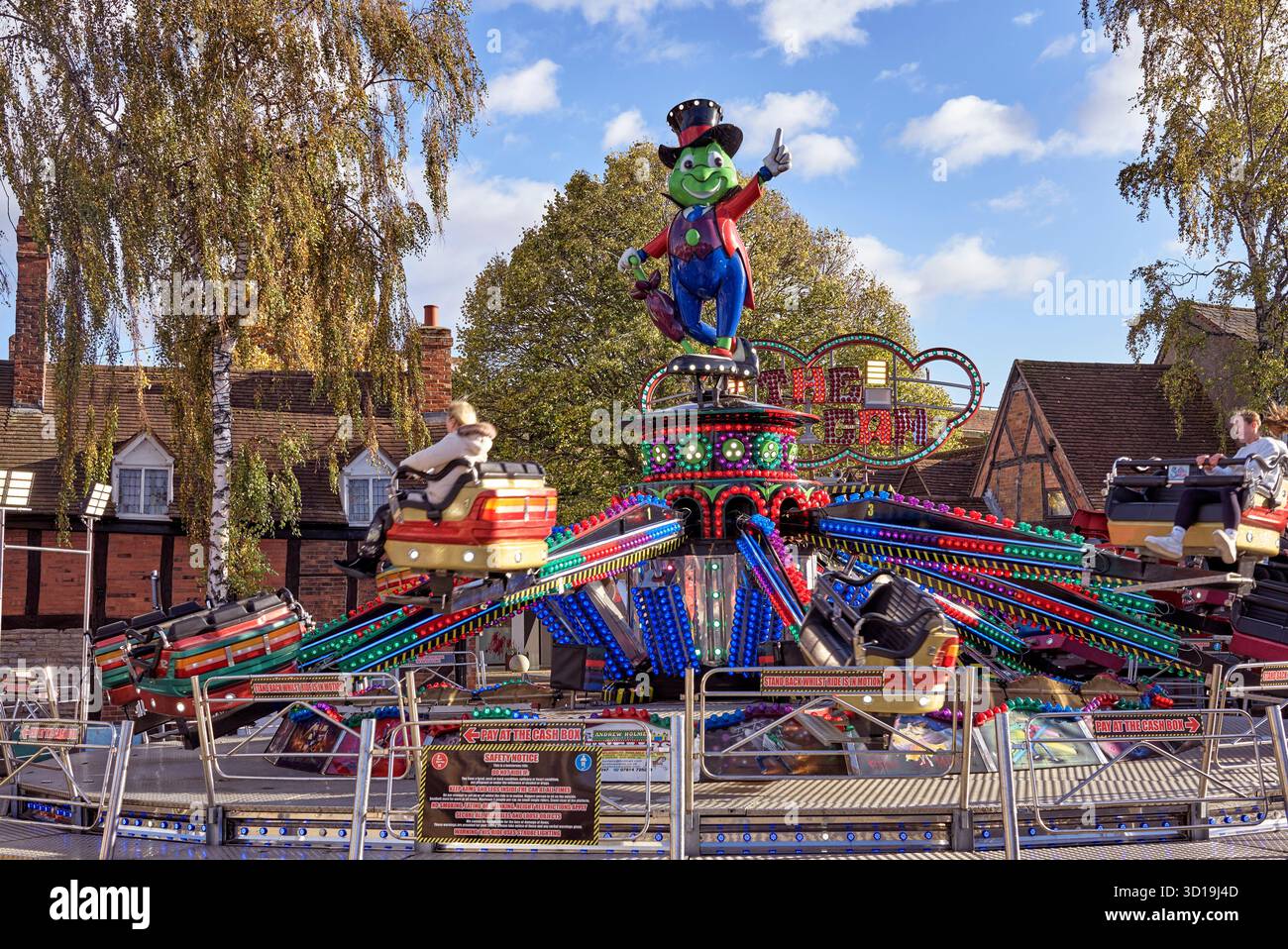 Aufregende Fahrt auf dem Festgelände mit der Figur von Disney Jiminy Cricket auf einer englischen Landmesse. Stratford-upon-Avon, England Großbritannien Stockfoto