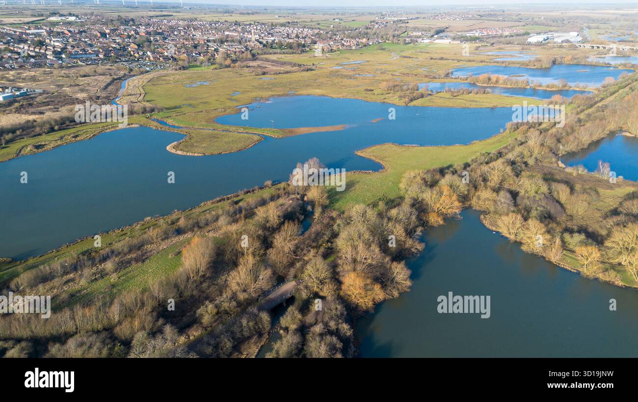 Aus der Vogelperspektive über Irthlingborough Lakes and Meadows in den Nene Wetlands, Northamptonshire, England, mit Blick auf den Fluss Nene und die Flusslandschaft. Stockfoto