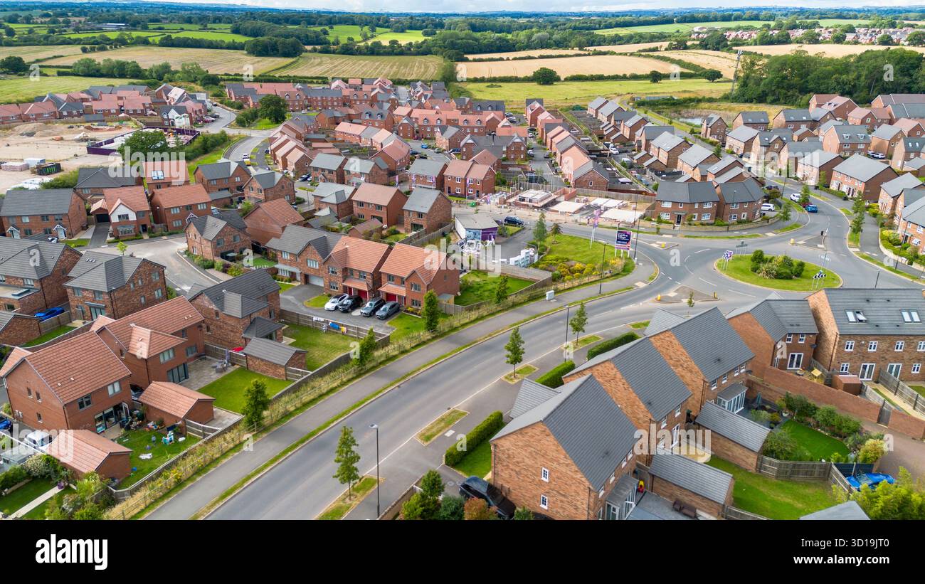 Aus der Vogelperspektive von Cotchett Village, Mickleover, Derby, zeigt das expandierende Vorstadtgelände und neue Häuser im Bau. Stockfoto