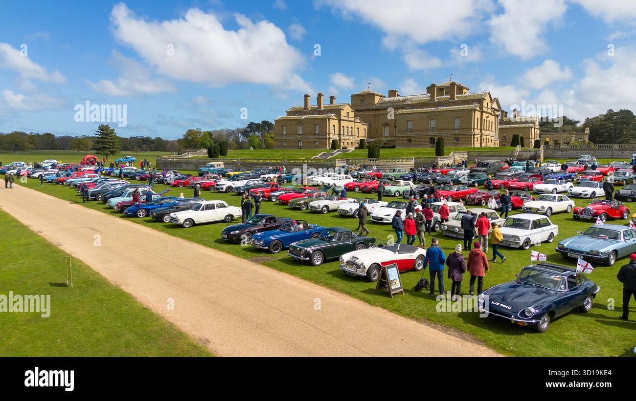 Luftdrohnenbild eines Oldtimer-Events auf dem Gelände von Holkham Hall, Norfolk, England. Stockfoto