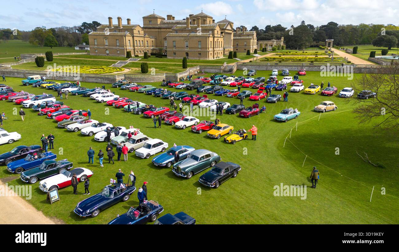 Luftdrohnenbild eines Oldtimer-Events auf dem Gelände von Holkham Hall, Norfolk, England. Stockfoto
