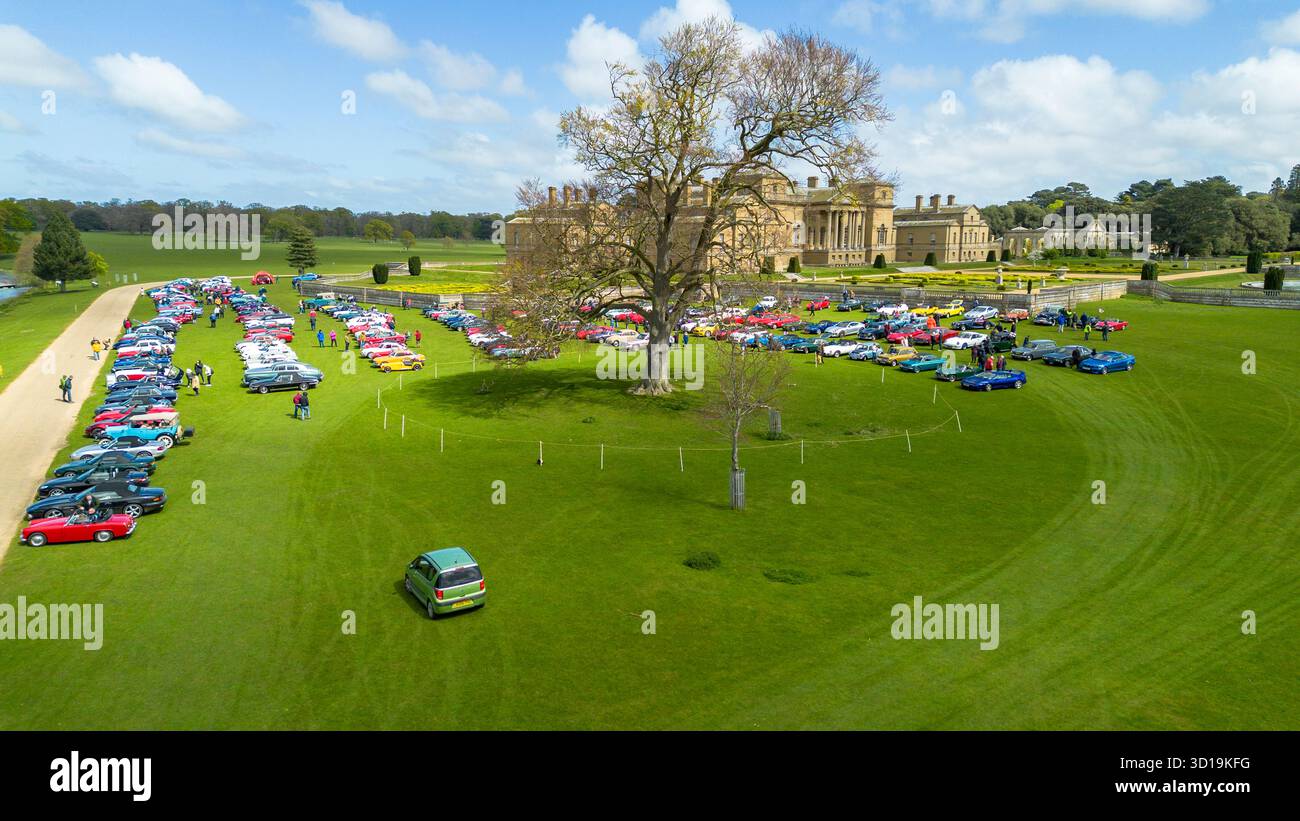 Luftdrohnenbild eines Oldtimer-Events auf dem Gelände von Holkham Hall, Norfolk, England. Stockfoto
