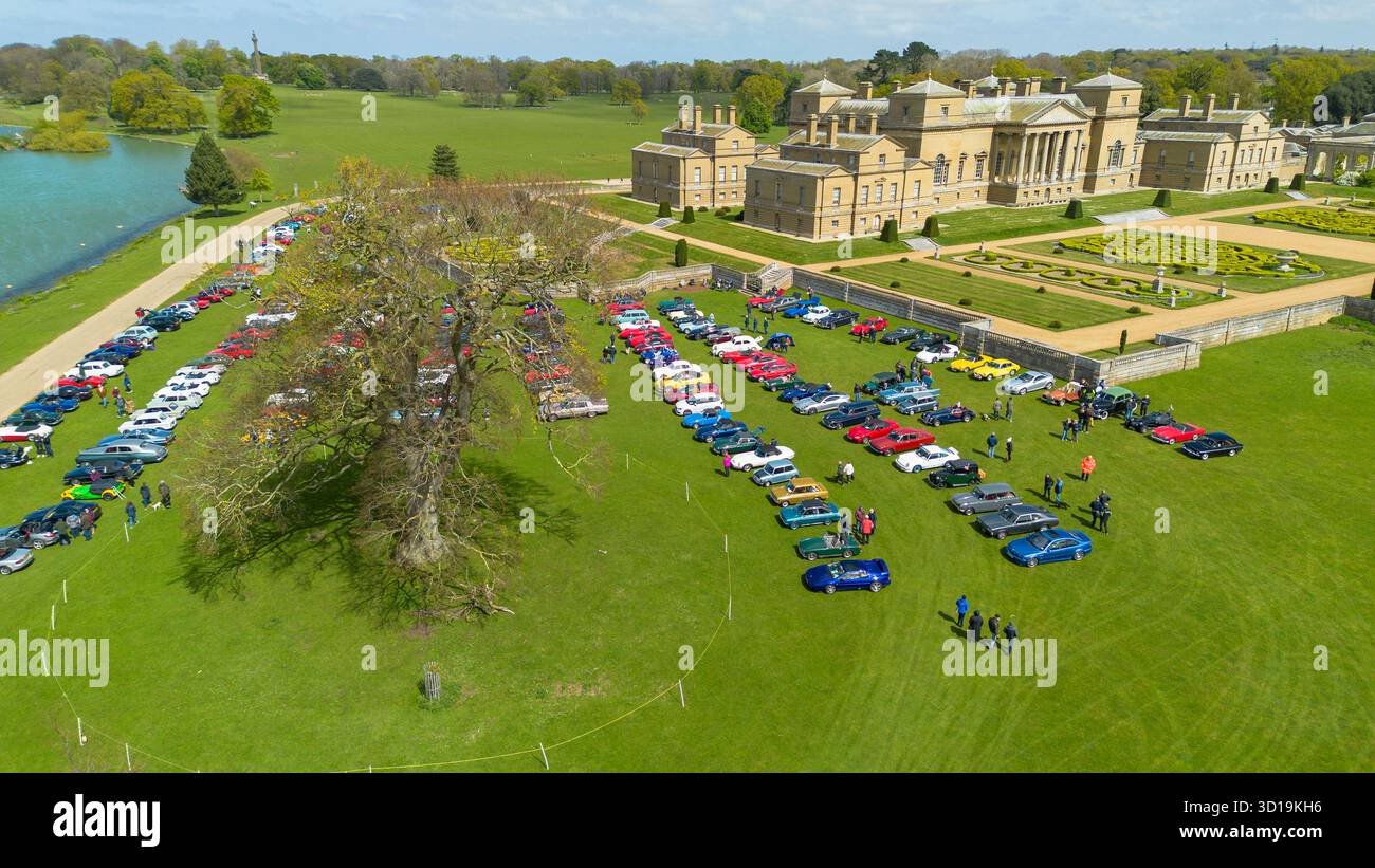 Luftdrohnenbild eines Oldtimer-Events auf dem Gelände von Holkham Hall, Norfolk, England. Stockfoto