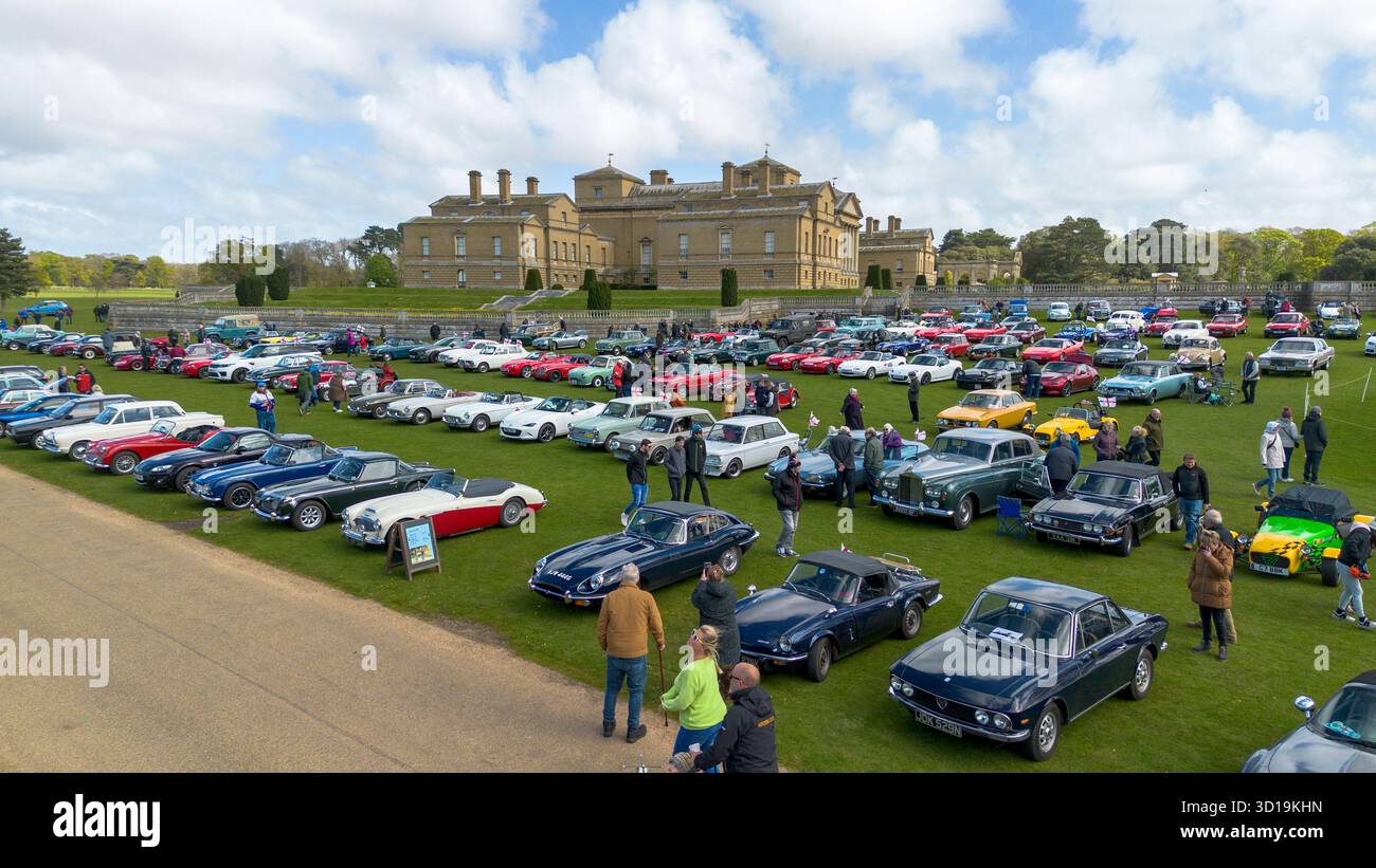 Luftdrohnenbild eines Oldtimer-Events auf dem Gelände von Holkham Hall, Norfolk, England. Stockfoto