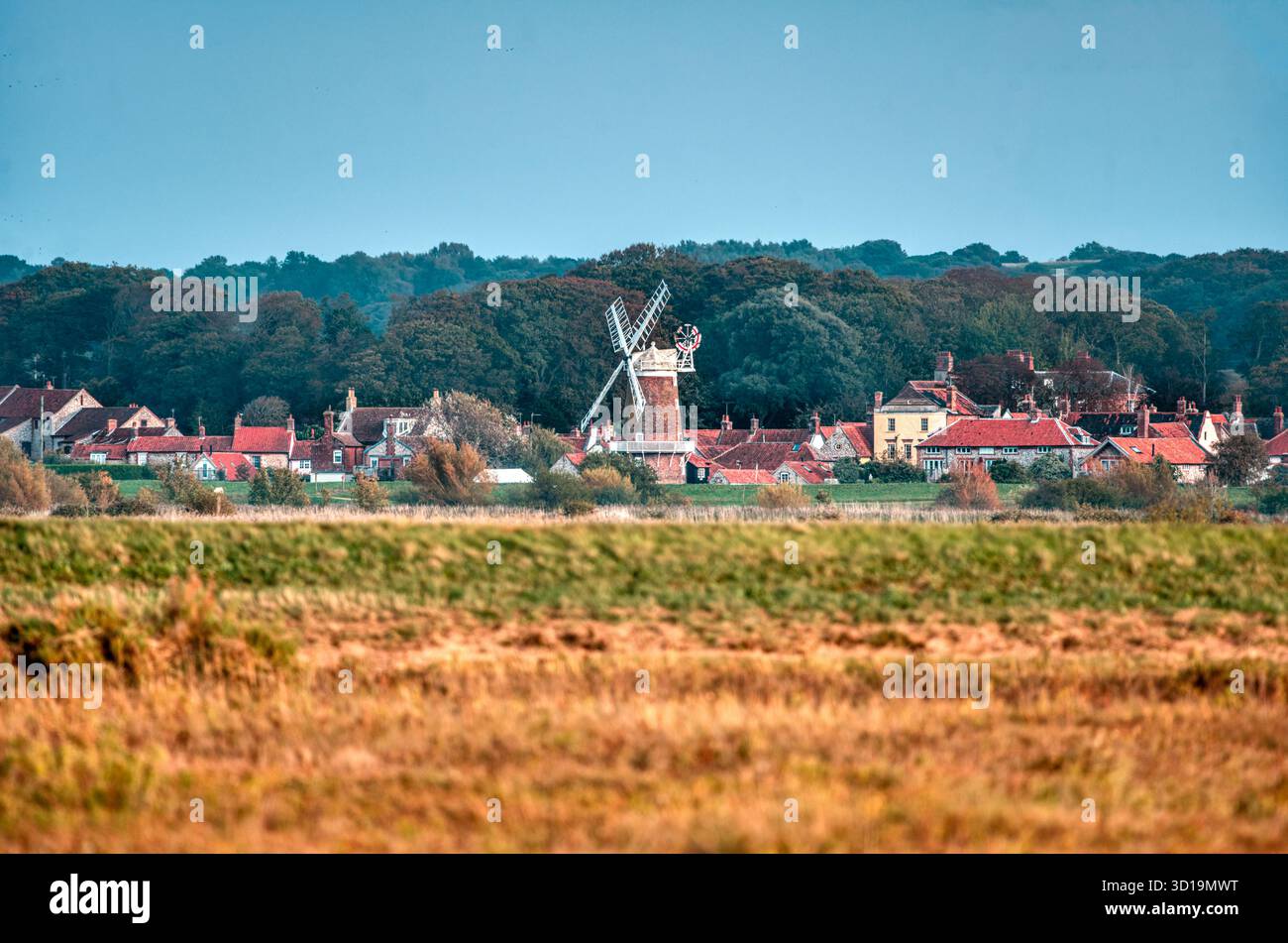 Windmühle aus dem 18. Jahrhundert in Clay next the Sea, fotografiert aus Blakeney North Norfolk, Großbritannien Stockfoto