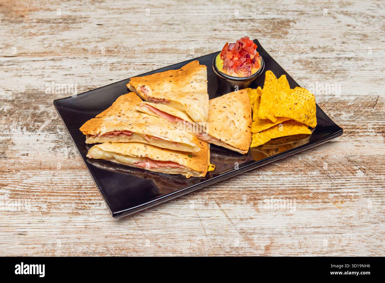 Quesadillas mit Pilzen und Spinat mit gebratenen Pilzen, Knoblauch, frischem Spinat und Panelakäse, die auf dem comal geschmolzen werden Stockfoto