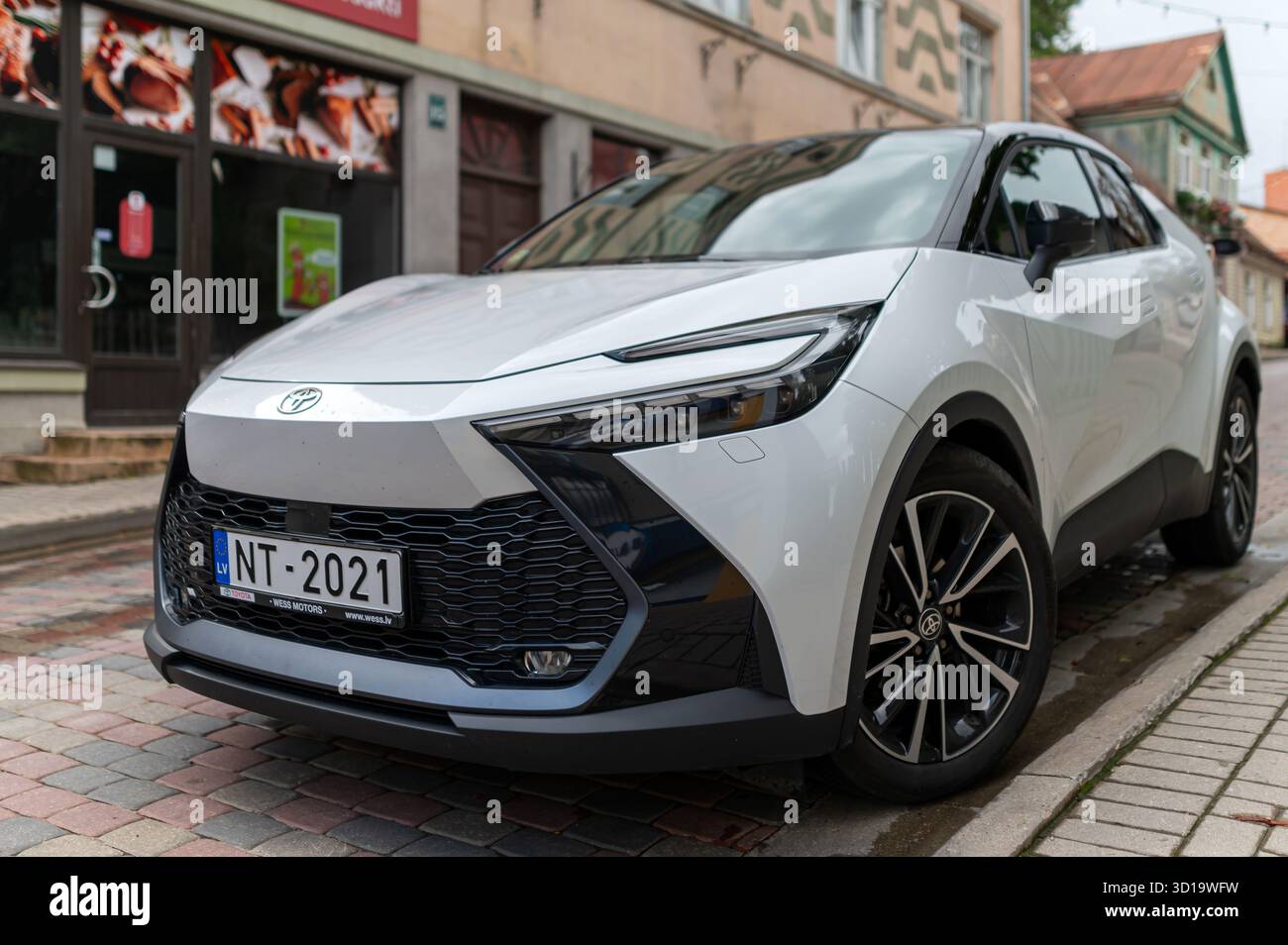 Talsi, Lettland - 1. September 2024: Das neue Design des Toyota C-HR-Modells nach dem Facelift wird auf einer asphaltierten Straße geparkt Stockfoto