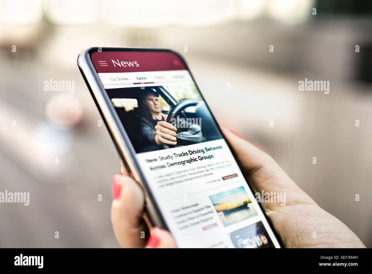 Nachrichten und Presse. Telefonieren Sie mit artikelveröffentlichung und Schlagzeilen. Zeitung online lesen. Neueste Medien. Digitale Website auf Smartphone nachstellen. Stockfoto