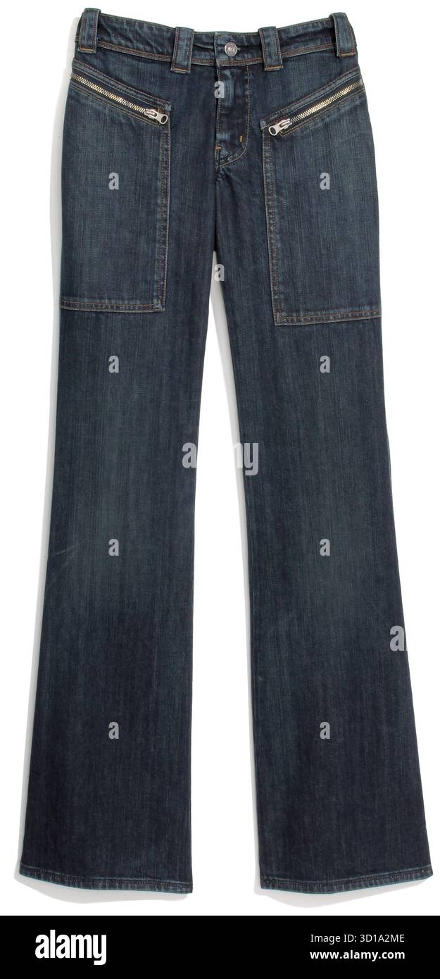Jeans mit Glockenunterteil auf weißem Hintergrund Stockfoto
