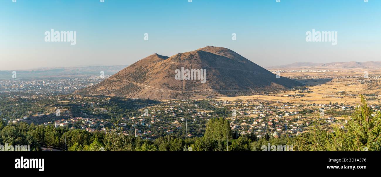 Ali Mountain in Kayseri, Türkei, ist bekannt für seine natürliche Schönheit, Paragliding, Trekking und verschiedene Freizeitaktivitäten. Stockfoto