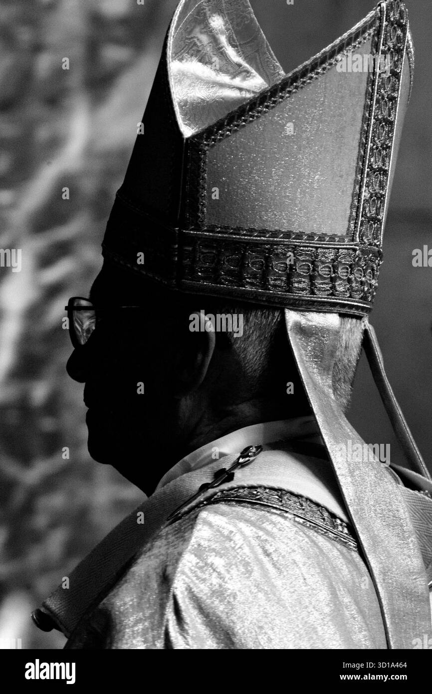 Vatikanstadt, Vatikan, 26. Oktober 2025. Der neu geweihte Bischof Miroslaw Stanislaw Wachowski während einer Messe für seine Bischofsweihe unter dem Vorsitz von Papst Leo XIV. Petersdom im Vatikan. Maria Grazia Picciarella/Alamy Live News Stockfoto