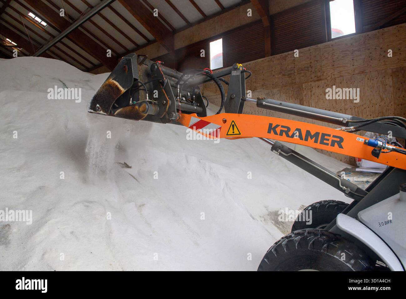 Gardelegen, Deutschland. Oktober 2025. Ein Radlader aus dem Straßenwartungswerk Gardelegen wirft Streusalz in einer Halle ab. Die Straßeninstandhaltungswerke in Sachsen-Anhalt haben ihre Vorbereitungen für den kommenden Winter abgeschlossen. In den letzten Wochen wurden an den 23 Standorten rund 35.000 Tonnen Streusalz und 3.500 Tonnen Salzlake gelagert. Die Wintersaison beginnt am 1. November 2025 Credit: Klaus-Dietmar Gabbert/dpa/Alamy Live News Stockfoto