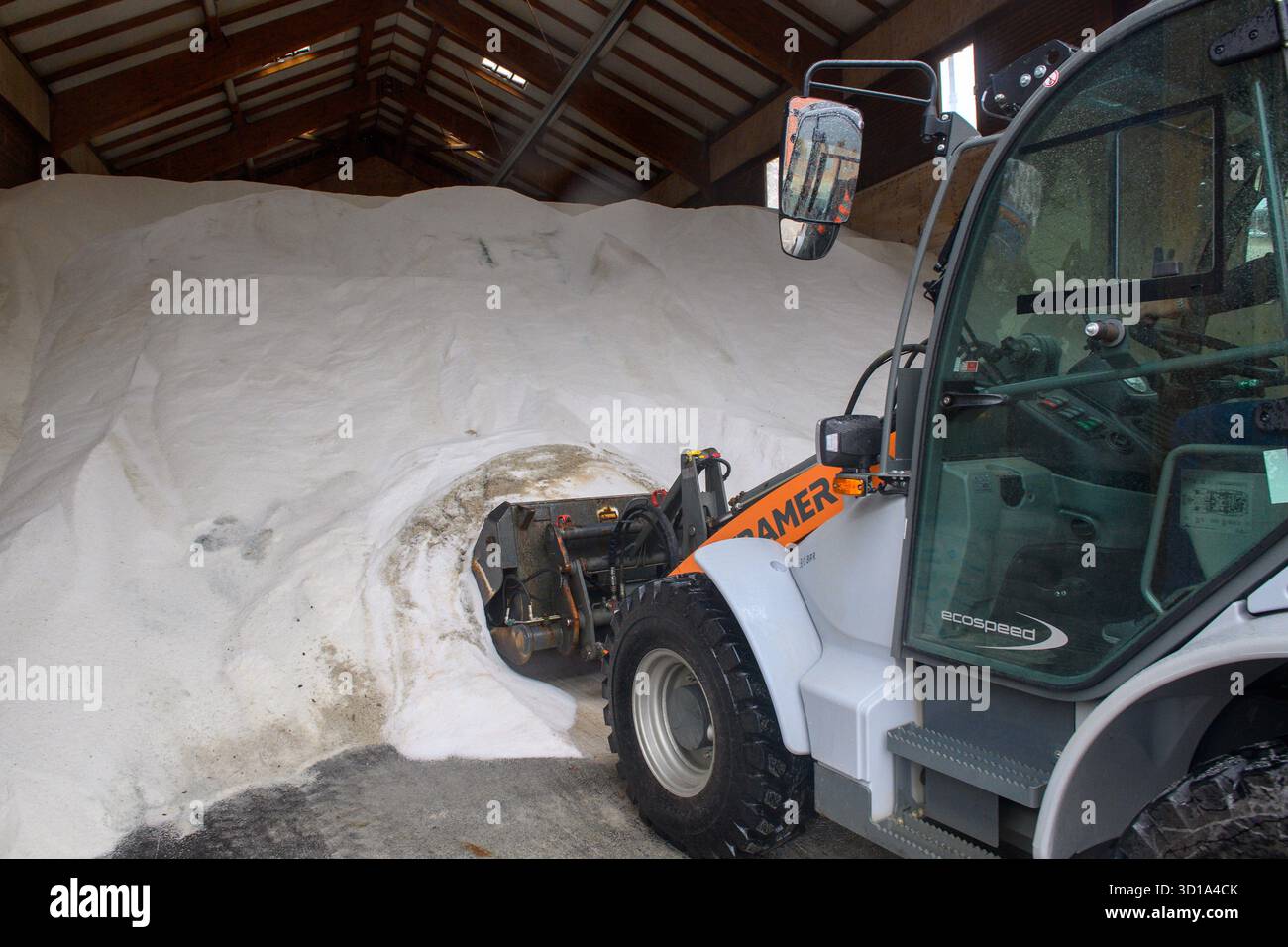 Gardelegen, Deutschland. Oktober 2025. Ein Radlader aus dem Straßenwartungswerk Gardelegen schiebt Streusalz in einer Halle zusammen. Die Straßeninstandhaltungswerke in Sachsen-Anhalt haben ihre Vorbereitungen für den kommenden Winter abgeschlossen. In den letzten Wochen wurden an den 23 Standorten rund 35.000 Tonnen Streusalz und 3.500 Tonnen Salzlake gelagert. Die Wintersaison beginnt am 1. November 2025 Credit: Klaus-Dietmar Gabbert/dpa/Alamy Live News Stockfoto