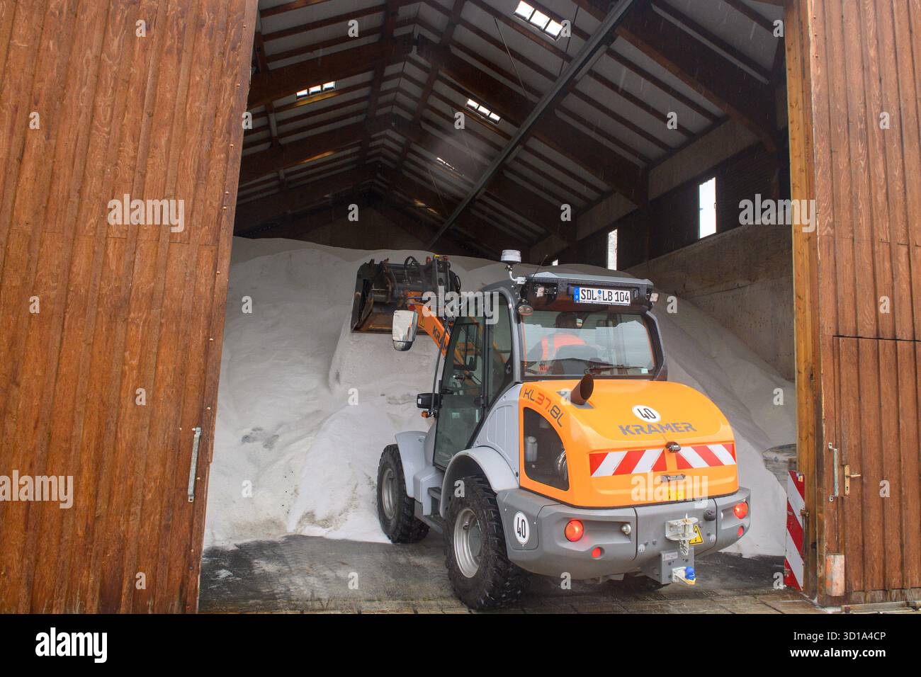 Gardelegen, Deutschland. Oktober 2025. Ein Radlader aus dem Straßenwartungswerk Gardelegen wirft Streusalz in einer Halle ab. Die Straßeninstandhaltungswerke in Sachsen-Anhalt haben ihre Vorbereitungen für den kommenden Winter abgeschlossen. In den letzten Wochen wurden an den 23 Standorten rund 35.000 Tonnen Streusalz und 3.500 Tonnen Salzlake gelagert. Die Wintersaison beginnt am 1. November 2025 Credit: Klaus-Dietmar Gabbert/dpa/Alamy Live News Stockfoto
