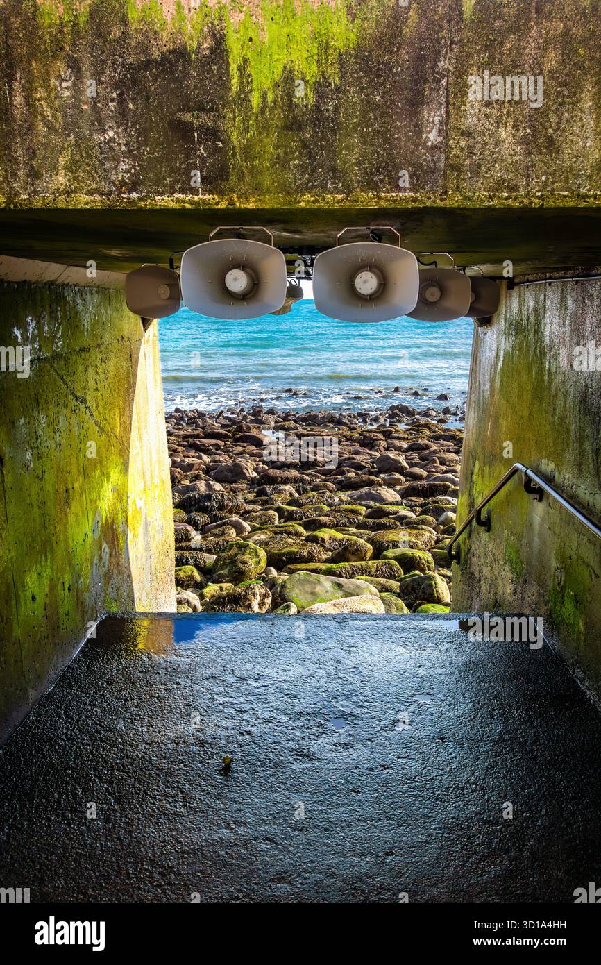 Ode to the Channel, eine sinnliche Soundinstallation des Künstlers Emeka Ogboh, die für die Folkestone Triennale 2025 geschaffen wurde Stockfoto