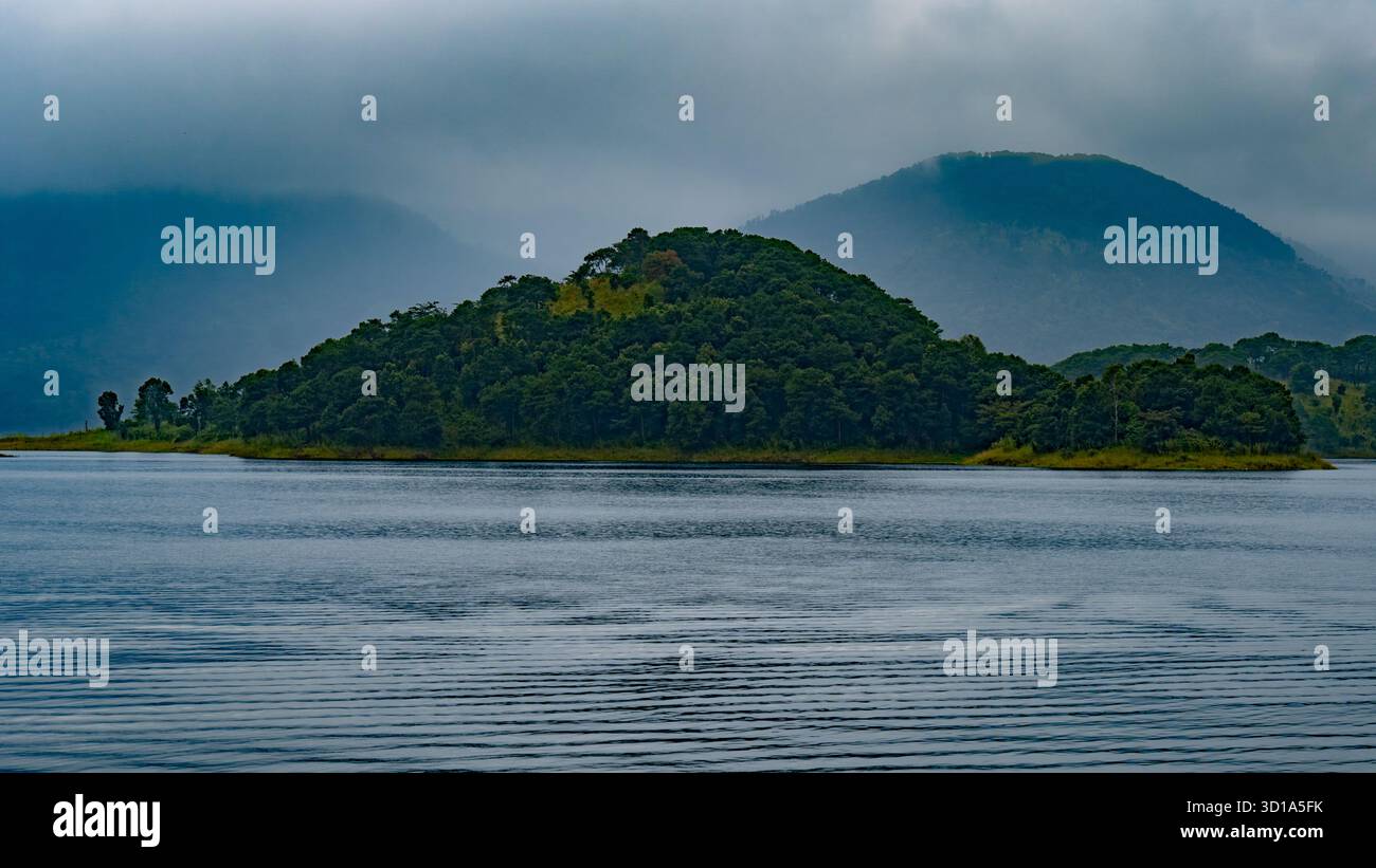 Einsamkeit in smaragdgrüner Stille – Insel inmitten eines Sees Stockfoto