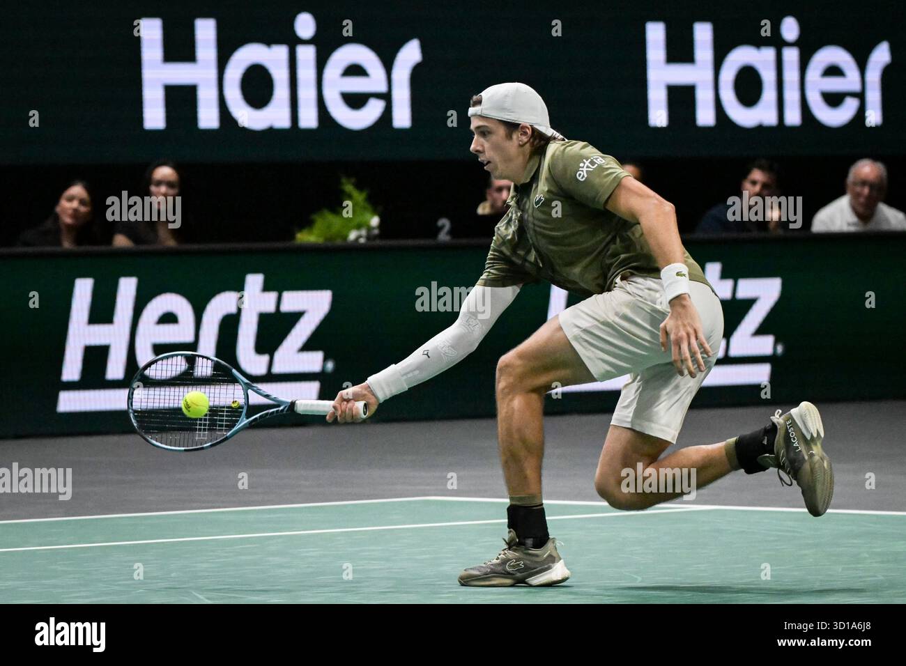 Paris, Frankreich. Oktober 2025. Arthur Cazaux tritt am 27. Oktober 2025 beim Rolex Paris Masters 2025 Turnier in der Paris La Defense Arena in Paris an. Foto: Firas Abdullah/ABACAPRESS.COM Credit: Abaca Press/Alamy Live News Stockfoto