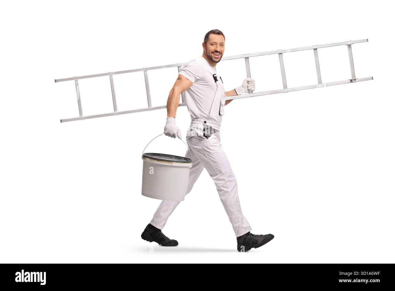 Maler, der eine Leiter und einen Eimer trägt und isoliert auf weißem Hintergrund läuft Stockfoto