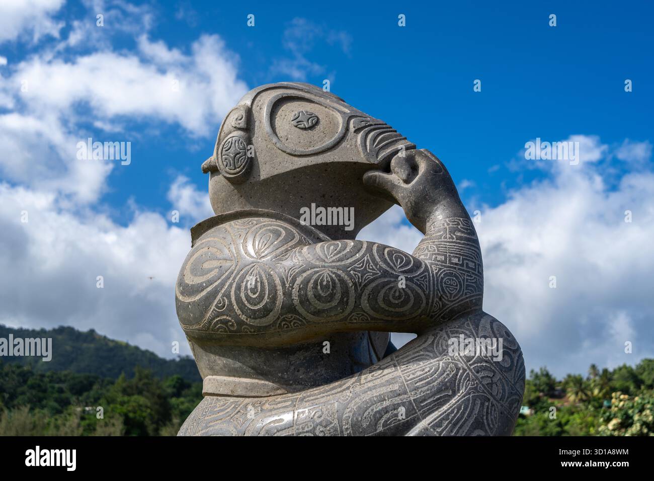 Eine moderne Tiki-Statue aus Stein mit komplizierten Schnitzereien, in der Bucht von Atuona, Hiva OA, den Marquesas-Inseln, Französisch-Polynesien. Ein Symbol für polynesisches Erbe und Kultur Stockfoto
