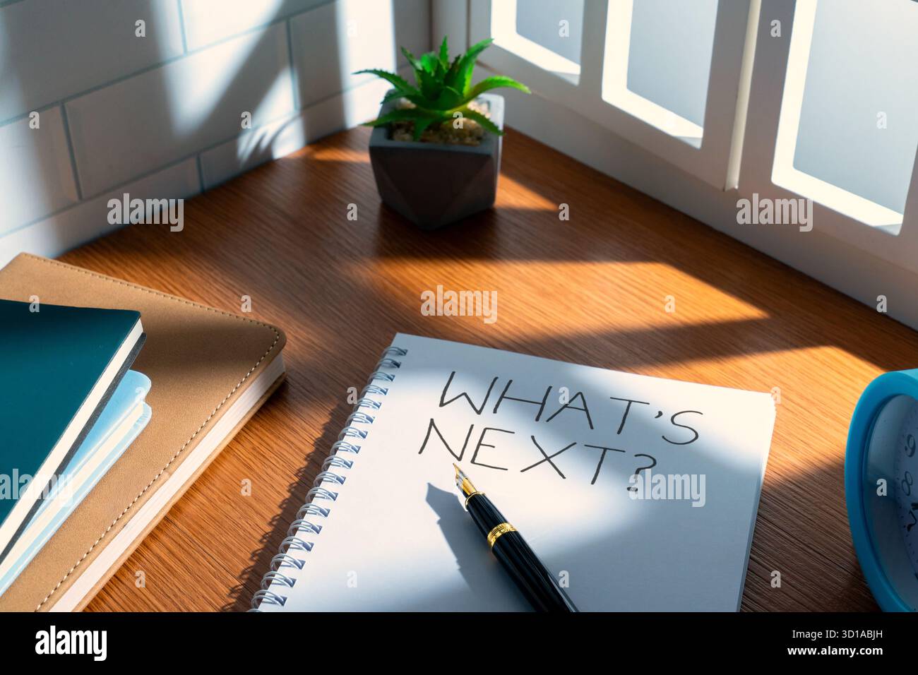 Notizbuch mit den Worten „Was kommt als Nächstes?“ Auf einer Seite geschrieben. Planung, zukünftige Entscheidungen, Karrierestrategie und Zielfindungskonzept. Stockfoto