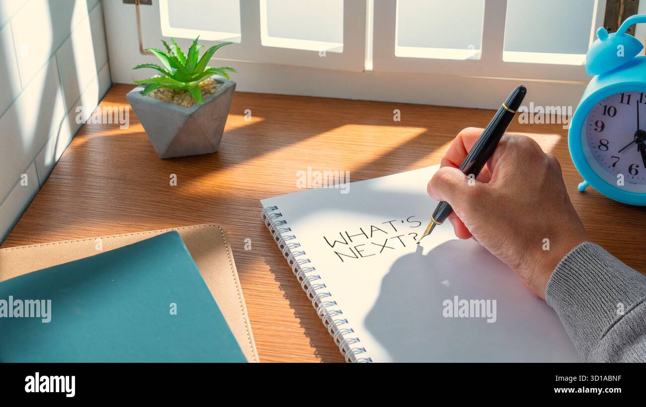 Notizbuch mit den Worten „Was kommt als Nächstes?“ Auf einer Seite geschrieben. Planung, zukünftige Entscheidungen, Karrierestrategie und Zielfindungskonzept. Stockfoto