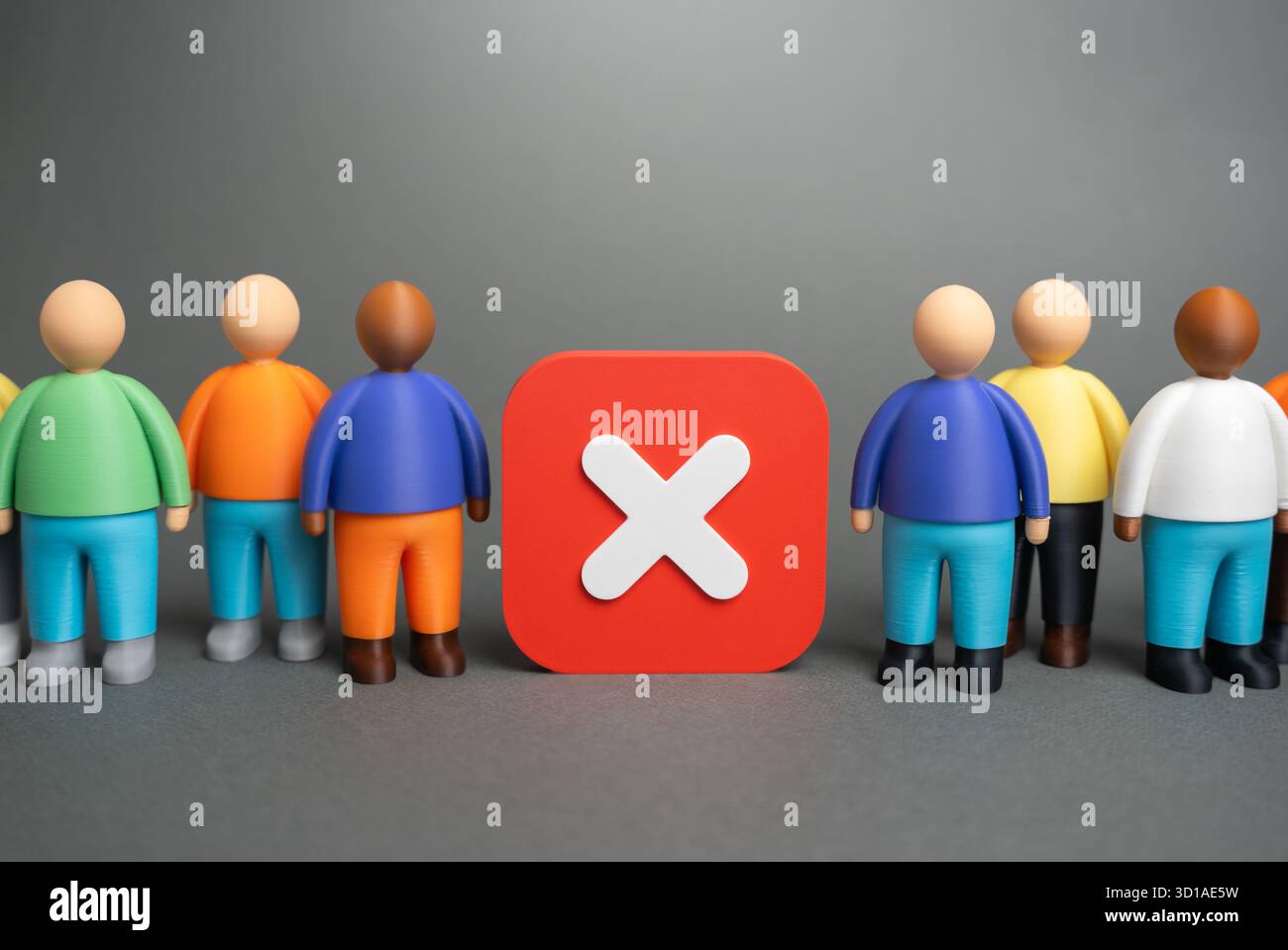 Eine Gruppe von Menschen und ein Zeichen der Meinungsverschiedenheit. Ablehnung, Nichtanerkennung und kollektiver Protest. Soziale Unzufriedenheit, öffentliche Bewegungen und demokratische Ex Stockfoto