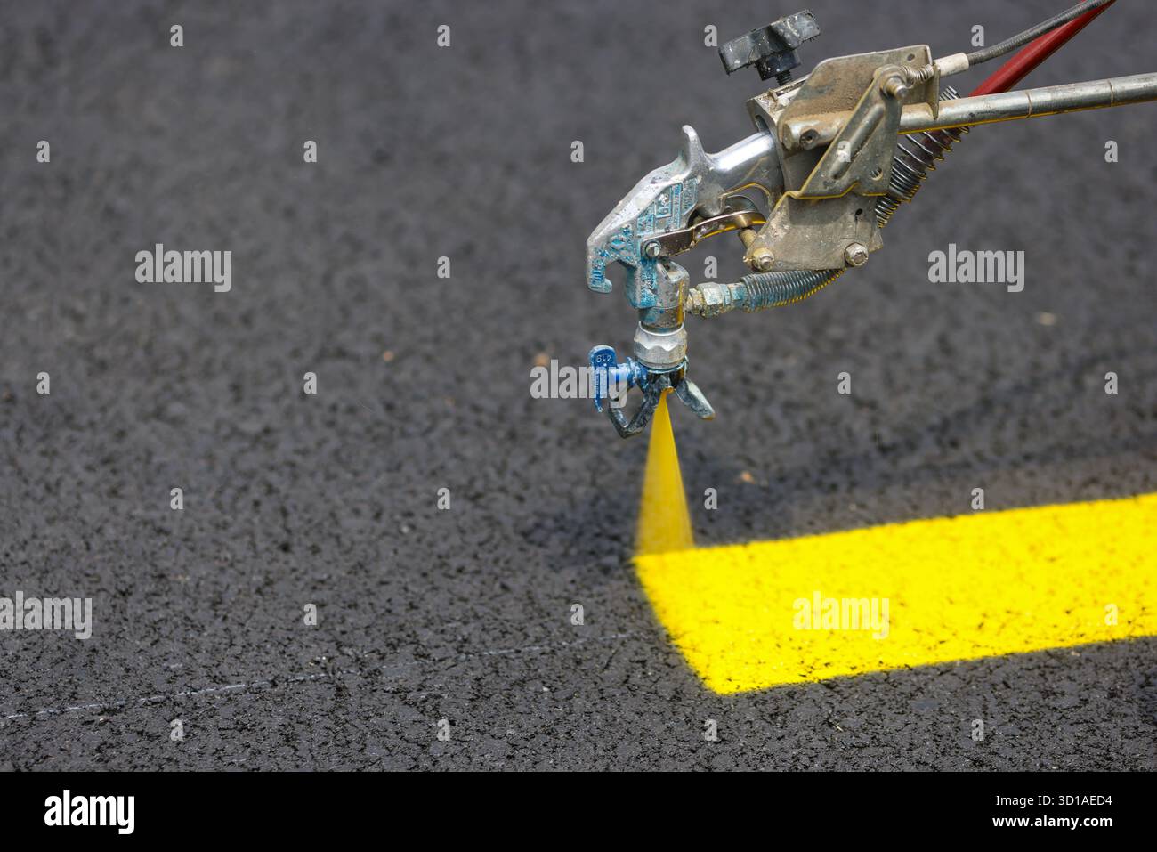 Bukarest, Rumänien - 20. Juni 2025: Details mit der Maschine für die Straßenmarkierung des Hochdrucklackiergeräts. Stockfoto