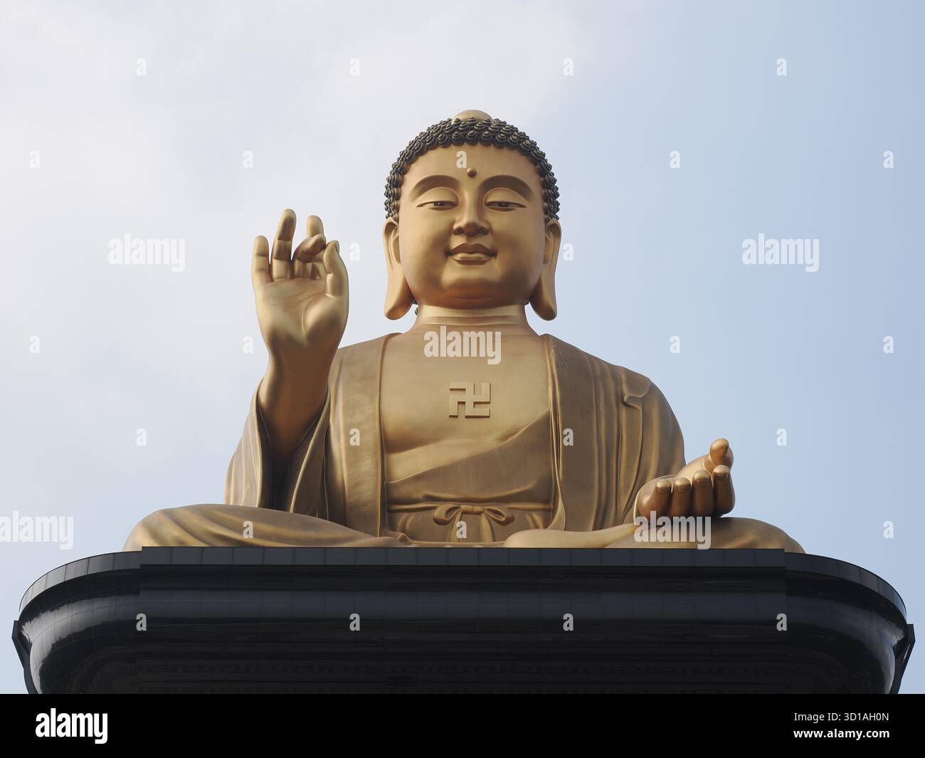 Kaohsiung, Taiwan - 11. November 2024: Eine flache, symmetrische Nahaufnahme der riesigen goldenen Fo Guang Big Buddha-Statue in Lotusposition. Stockfoto