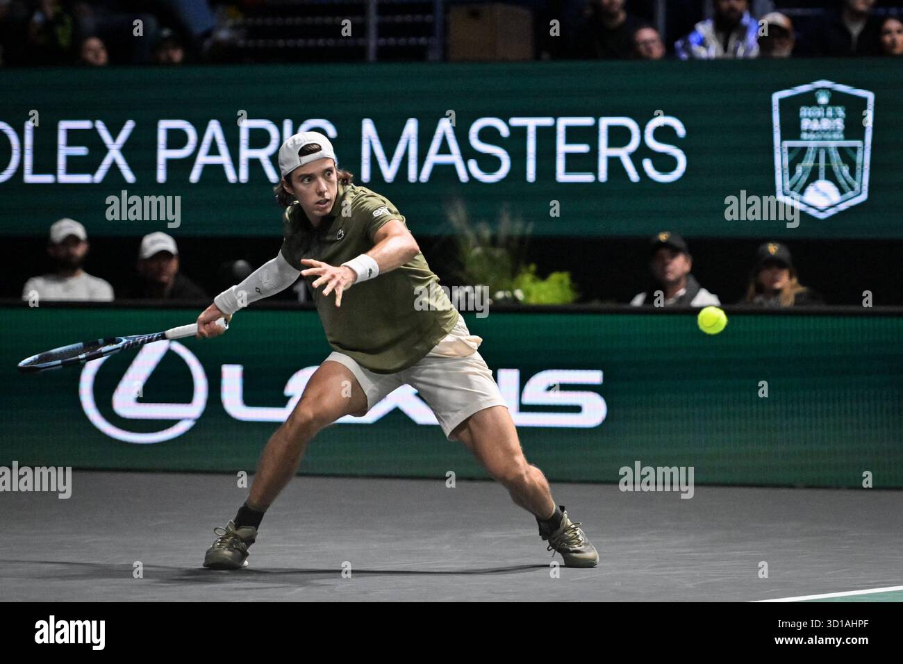 Paris, Frankreich. Oktober 2025. Arthur Cazaux tritt am 27. Oktober 2025 beim Rolex Paris Masters 2025 Turnier in der Paris La Defense Arena in Paris an. Foto: Firas Abdullah/ABACAPRESS.COM Credit: Abaca Press/Alamy Live News Stockfoto