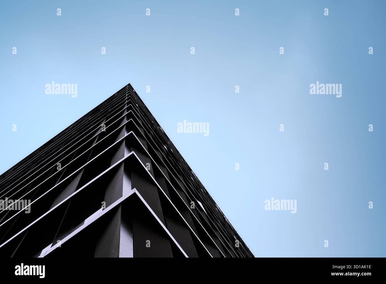 Nahaufnahme der modernen geometrischen Fassade mit sich wiederholenden Mustern und minimalistischen Designelementen. Stockfoto