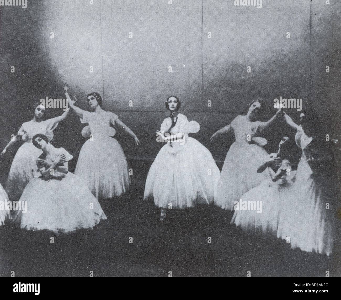 Karsavina mit dem Ballett Rambert in Les Sylphides. Das Ballett Rambert führte Les Sylphides am 23. Juni 1930 im Lyric Theatre in Hammersmith in London auf. Aus einer gedruckten Kopie von „Ein Souvenir des zwanzigsten Jahres, Ballett Rambert, 1926-1946“. Herausgegeben von Walter Gore, herausgegeben von Adelphi Artists Ltd of the Strand, London, gedruckt von Perry Colourprint, ebenfalls aus London. Verschiedene Mitwirkende. Stockfoto
