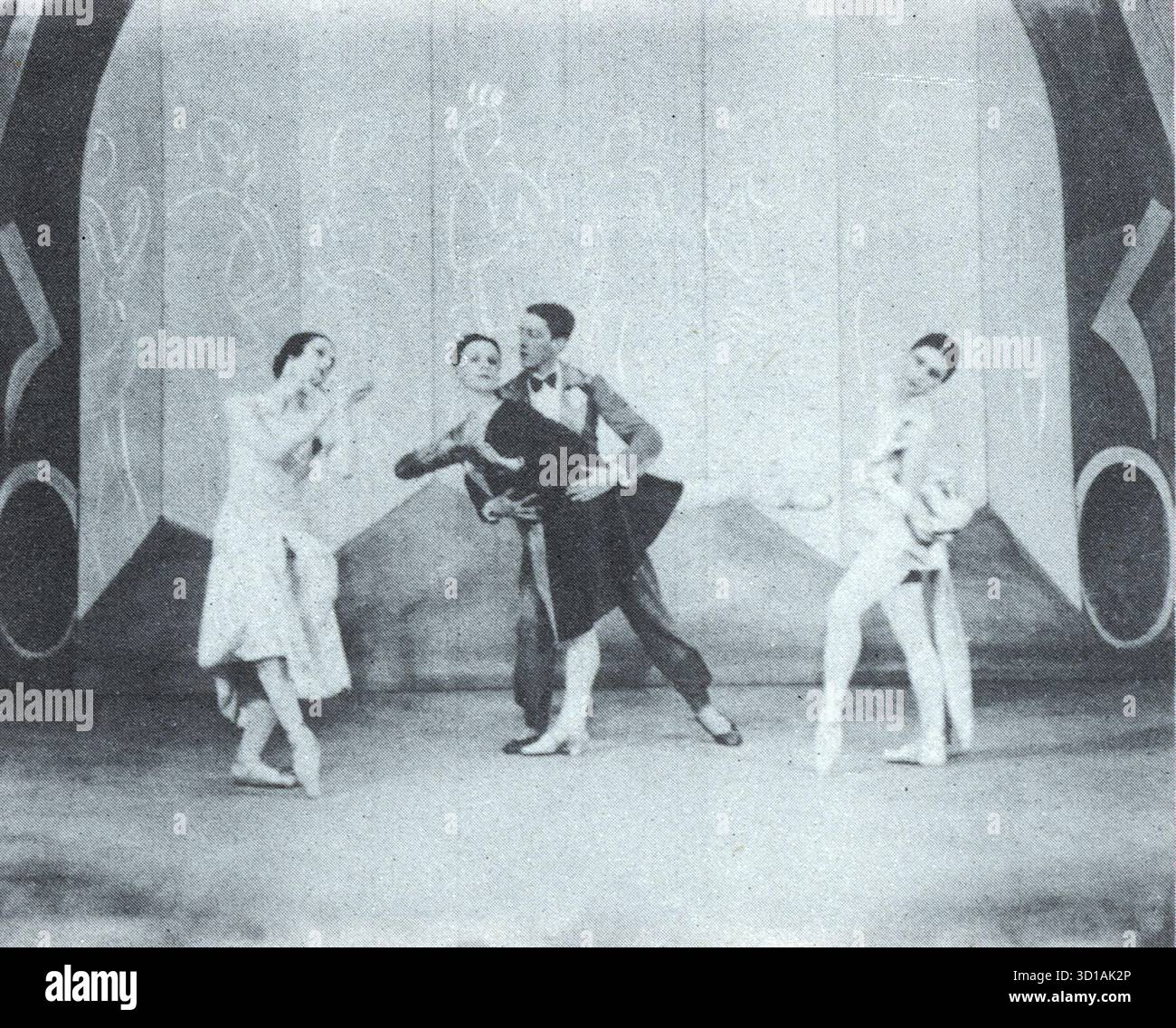 „A Tragedy of Fashion“, choreografiert von Frederic Ashton, Bühnenbild und Kostüme von Sophie Fedorovitch. Dies war die erste Ballettproduktion des Balletts Rambert im Jahr 1926. In der Mitte des Bildes befinden sich Marie Rambert und Frederic Ashton. Aus einer gedruckten Kopie von „Ein Souvenir des zwanzigsten Jahres, Ballett Rambert, 1926-1946“. Herausgegeben von Walter Gore, herausgegeben von Adelphi Artists Ltd of the Strand, London, gedruckt von Perry Colourprint, ebenfalls aus London. Verschiedene Mitwirkende. Stockfoto