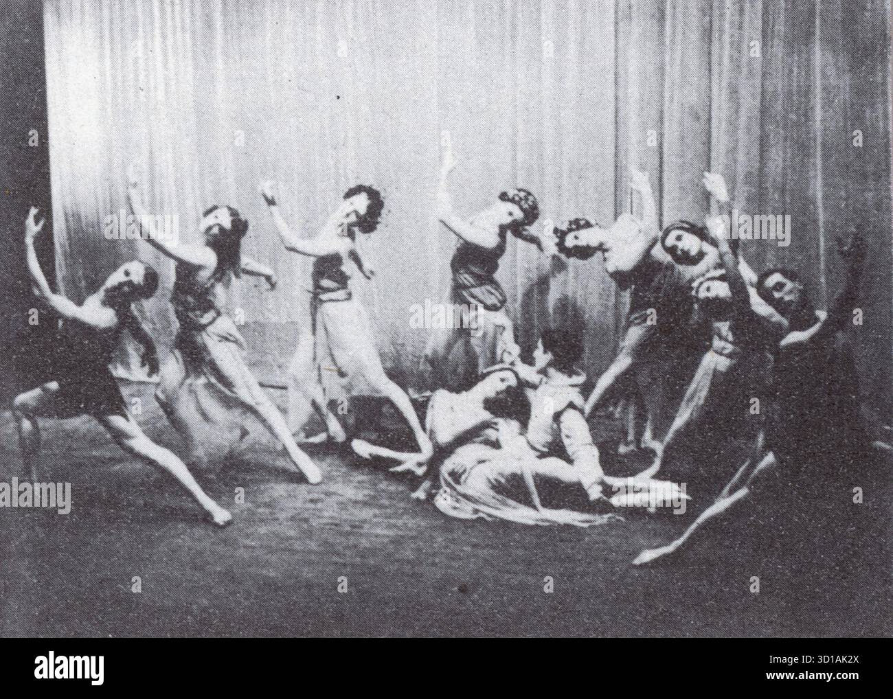 Leda und der Schwan. Die erste Gruppe des Balletts Rambert, 1928. Von links nach rechts: Harold Turner, Andree Howard, Elizabeth Schooling, Pearl Argyle, Doodie Millar, Doola Baker, Prudence Hyman, William Chappell. Zentrum: Diana Gould und Frederick Ashton. Aus einer gedruckten Kopie von „Ein Souvenir des zwanzigsten Jahres, Ballett Rambert, 1926-1946“. Herausgegeben von Walter Gore, herausgegeben von Adelphi Artists Ltd of the Strand, London, gedruckt von Perry Colourprint, ebenfalls aus London. Verschiedene Mitwirkende. Stockfoto