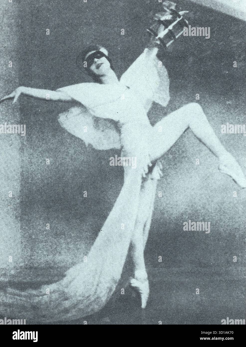 Dame Alicia Markova (1910–2004) war Großbritanniens erste international anerkannte Primaballerina und Gründungsfigur im Ballet Rambert, dem Royal Ballet und dem American Ballet Theatre. Ihre Kunstfertigkeit, Widerstandsfähigkeit und Pioniergeist trugen dazu bei, die globale Wahrnehmung des britischen Balletts zu prägen. Sie wird hier in Les Masque 1933 gezeigt. Aus einer gedruckten Kopie von „Ein Souvenir des zwanzigsten Jahres, Ballett Rambert, 1926-1946“. Herausgegeben von Walter Gore, herausgegeben von Adelphi Artists Ltd of the Strand, London, gedruckt von Perry Colourprint, ebenfalls aus London. Verschiedene Mitwirkende. Stockfoto