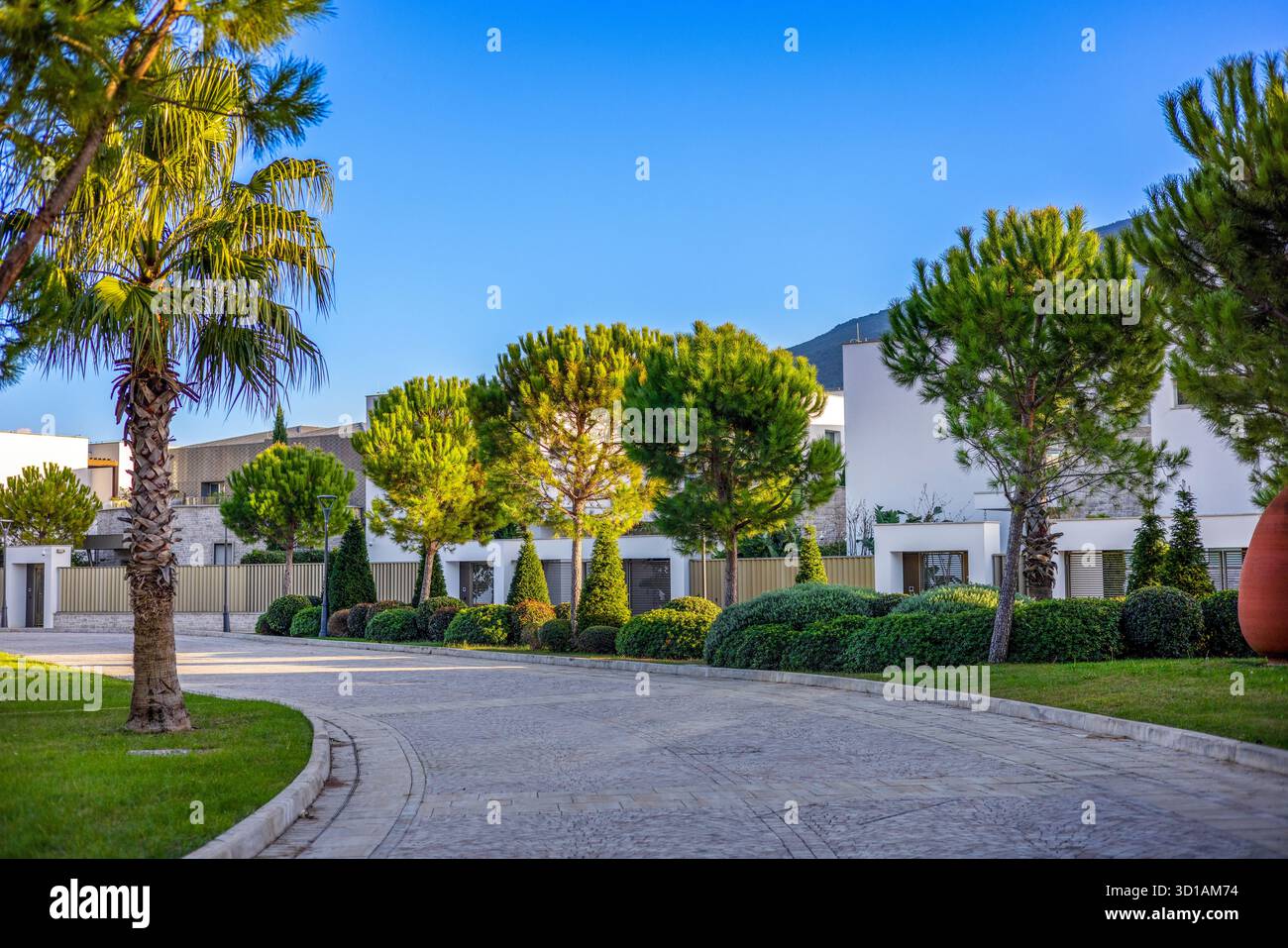 Wohnhäuser im luxuriösen Portonovi Resort. Montenegro Stockfoto
